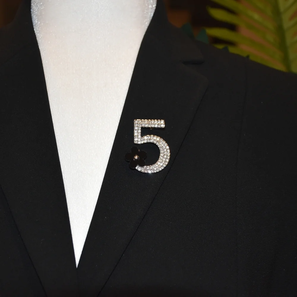 Elegant Designer Brooch – Timeless & Sophisticated